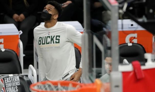 B体育入口-无缘登场仍是领袖 字母哥因伤缺席仍能帮助球队