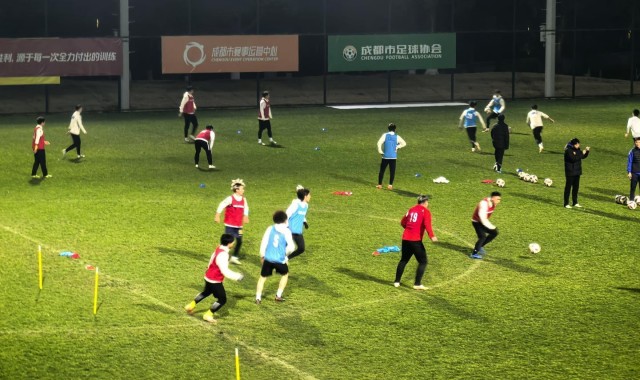 B体育-成都锦城队提前一个多月开始冬训，年龄最大球员每天跑动5000米