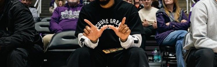 B体育下载-利经理来视察了！利拉德回母校韦伯州立大学看球！