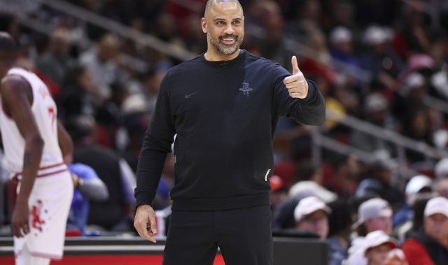 B体育APP-19个失误人麻了！火箭没控卫&amp;空间拥挤 失误多看似偶然实则必然？