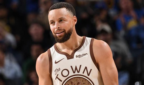 B体育官网-科尔：库里的状态没有上一场出色 他还需要更多时间找回节奏
