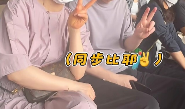 50岁蒋勤勤带娃出游，挽陈建斌胳膊超黏人，背2万包状态碾压老公