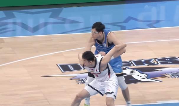 B体育-北京男篮逆转广东，与上海会师半决赛，周琦18+8，麦基态度消极